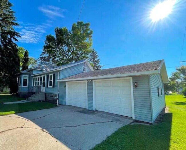 Building Photo - For Rent: 3 Bed / 1 Bath Home in Oconto