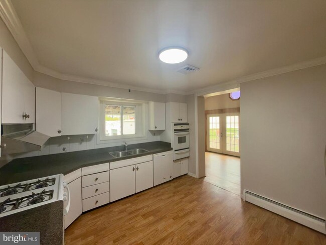 Building Photo - 422 W 6th Ave