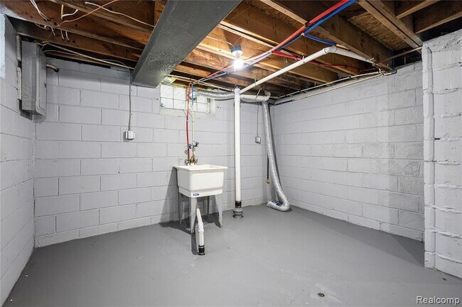 Building Photo - 16549 Washburn St