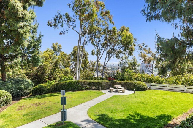 Building Photo - 2 Bed/2 Bath Third Level Condo at City Scene!