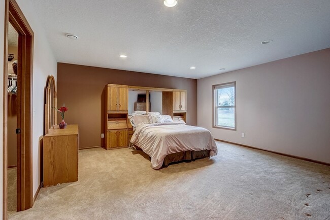 Building Photo - Grand 5 bed 4.5 bath Maple Grove Home w/ 3...