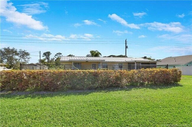 Building Photo - 2777 SE Normand St