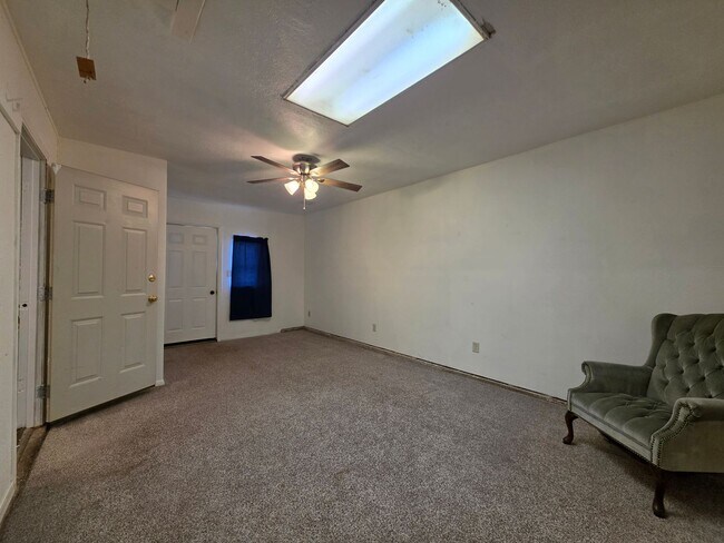 Building Photo - Cute 4 bedroom home in Shawnee