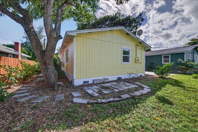 Building Photo - 117 NE 8th St