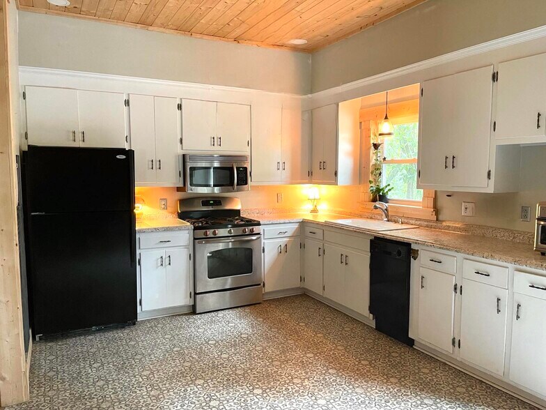 Building Photo - 320 N Poplar St