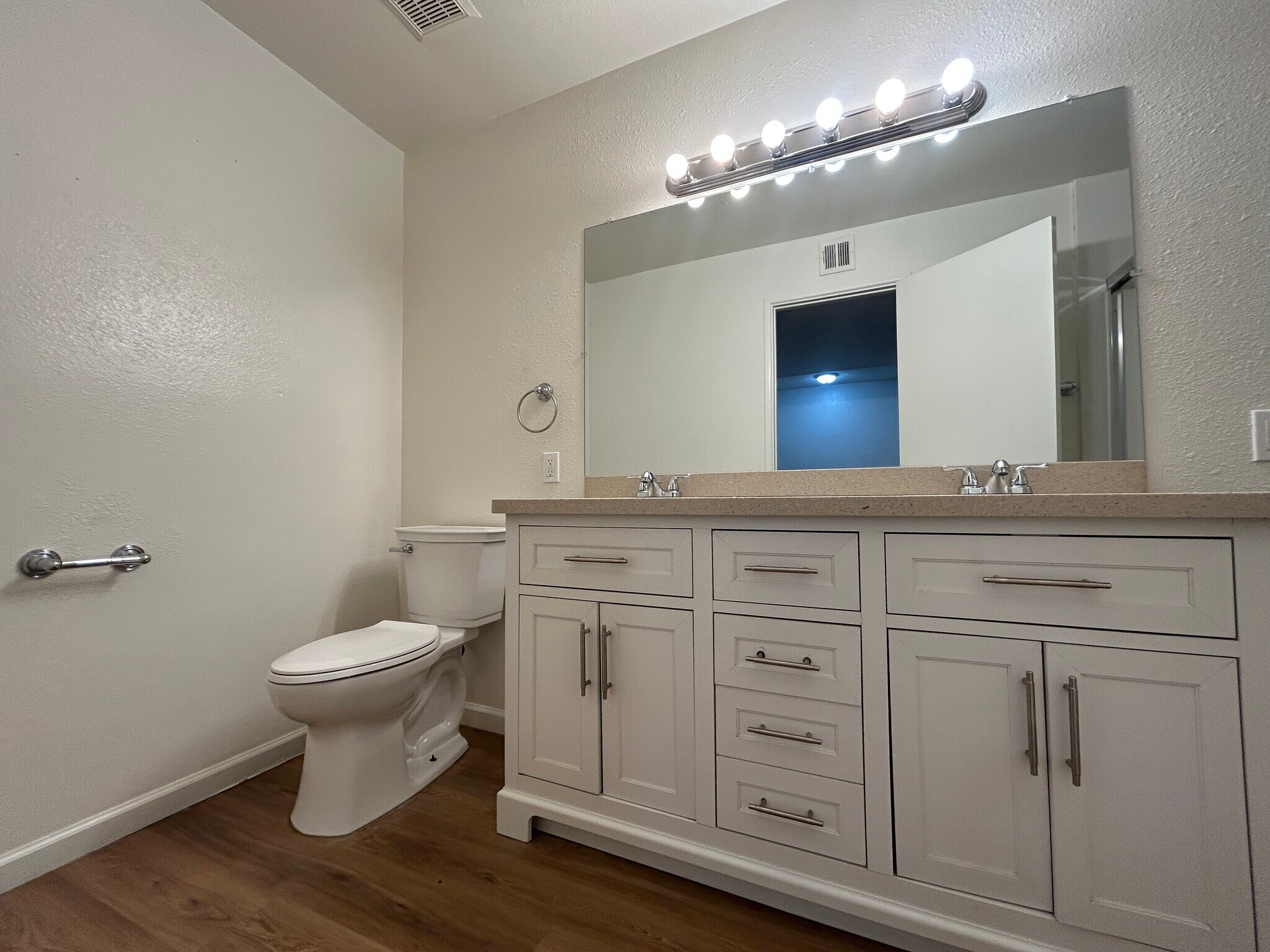 Building Photo - 4740 W Rose Ln