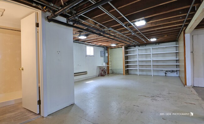 Building Photo - 324 W Slade St