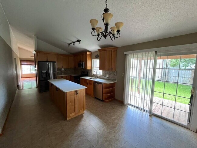Building Photo - "Spacious 3 Bedroom/2 Bath Home in Florissant!"  Available for Move-In on 8/15/2026