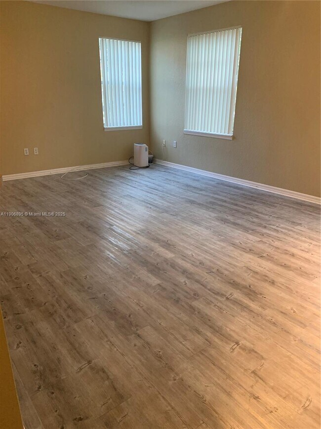 Building Photo - 6572 W Sample Rd