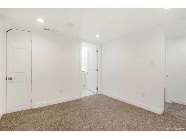 Building Photo - Spacious 2 Bed 2.5 Bath in the heart of Baker!