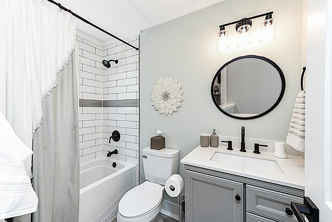 Second floor full bath. - 2118 Market St