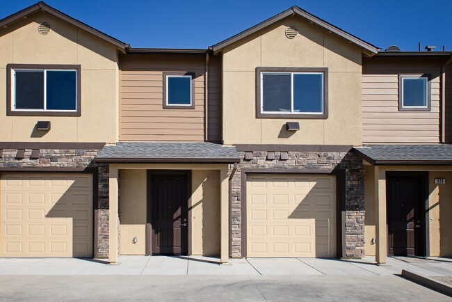 Building Photo - 916 N Olive Ave