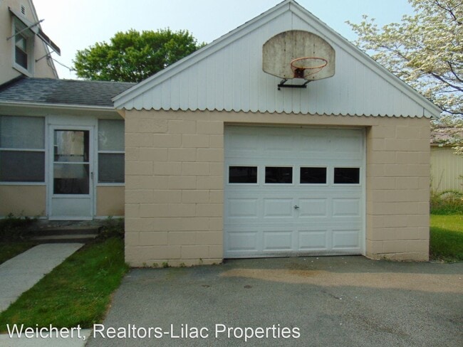 Building Photo - 4 br, 1 bath House - 297 Howard Road