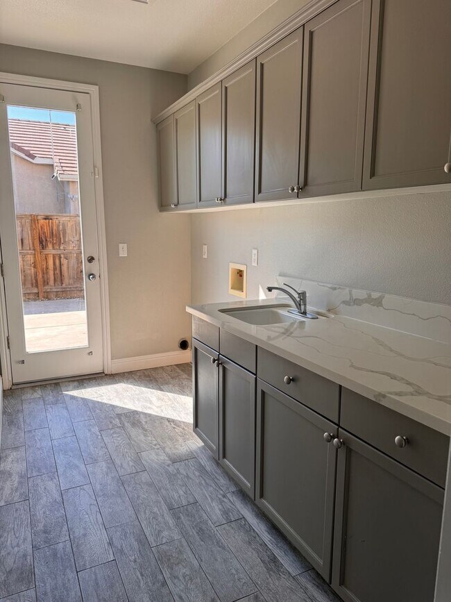 Building Photo - Beautiful single family home