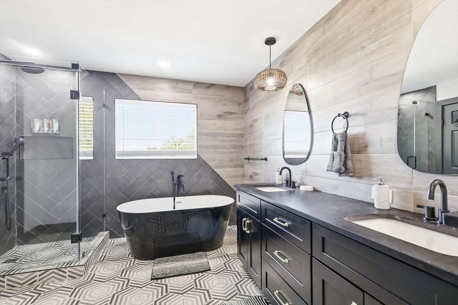 Building Photo - 6440 Knoll Ridge Dr