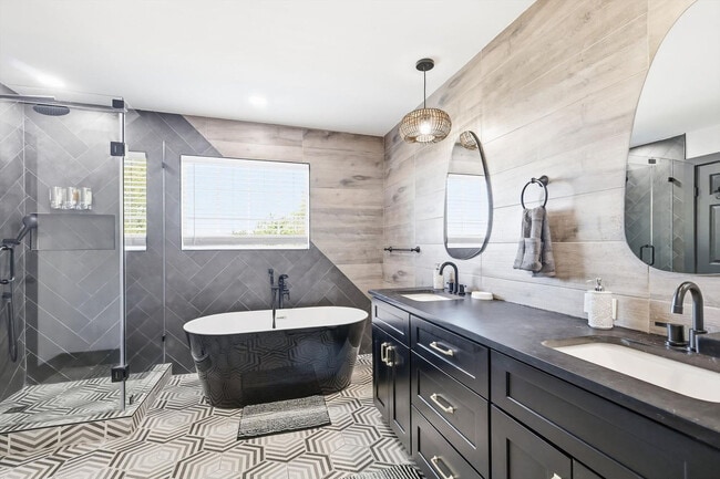 Building Photo - 6440 Knoll Ridge Dr