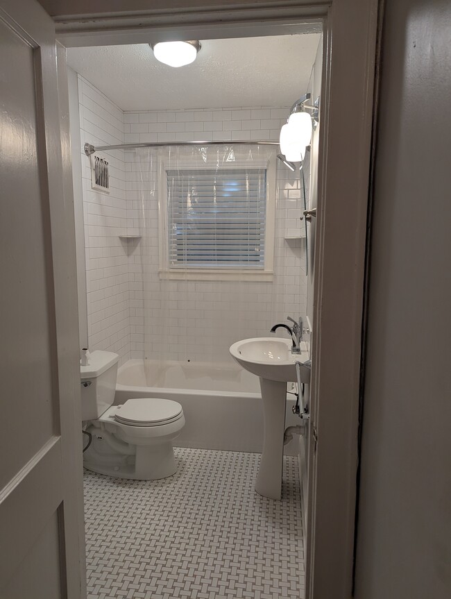 Building Photo - 720 Berne St SE Apt B