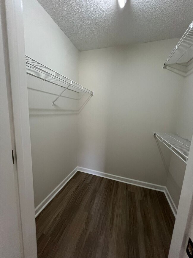 Building Photo - 122 Springwood Ln