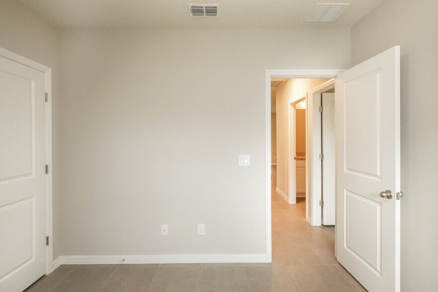 Building Photo - 18 Peterlee Ct