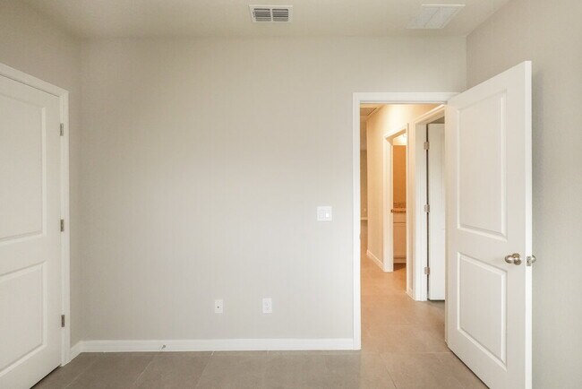 Building Photo - 18 Peterlee Ct