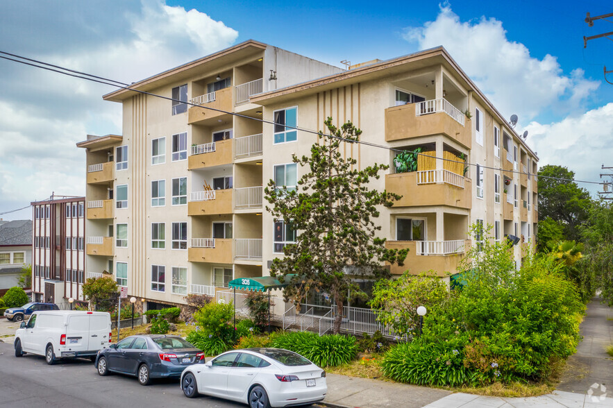 Primary Photo - Fountainbleau Apartments