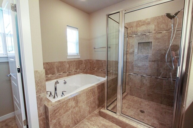 Building Photo - Beautiful 3 Bed / 2.5 Bath Home in Mueller