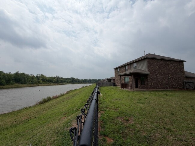 Building Photo - 4 bedrooms/2.5 bath over 2,000 square feet