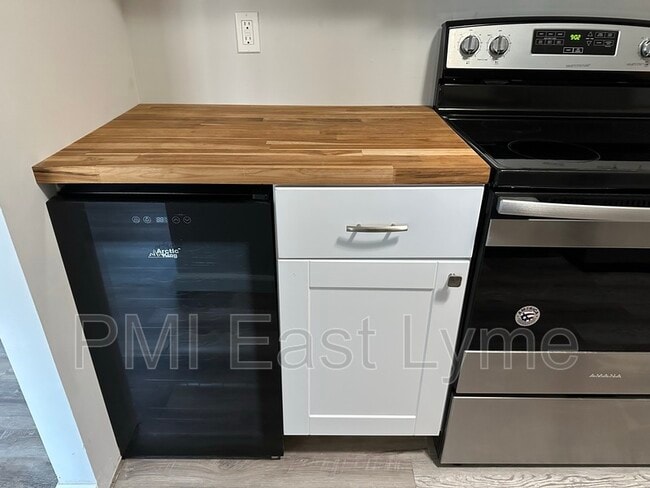 Building Photo - 292 Pequot Ave