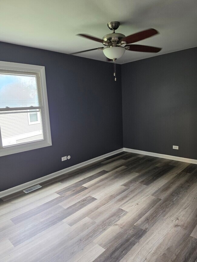 Building Photo - 304 Creekside Dr