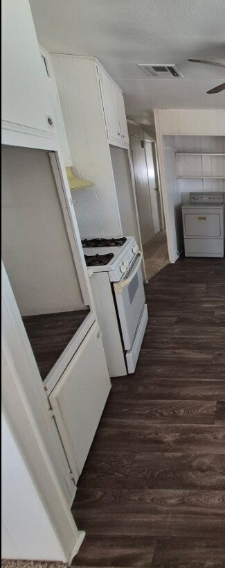 Building Photo - 3601 E Wyoming Ave