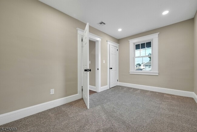 Building Photo - 25 Marinus St