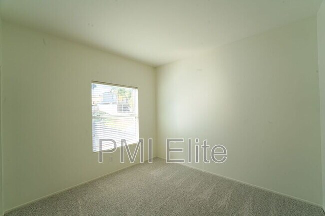 Building Photo - 27879 Skycrest Cir Dr