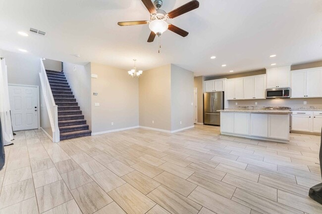 Building Photo - Modern Luxury Living Space!