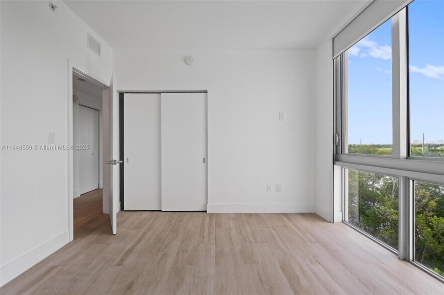 Building Photo - 16385 Biscayne Blvd