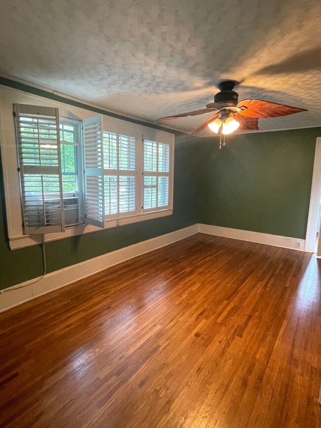 Building Photo - Beautiful Historic Kenilworth 3 bed, 1.5 b...