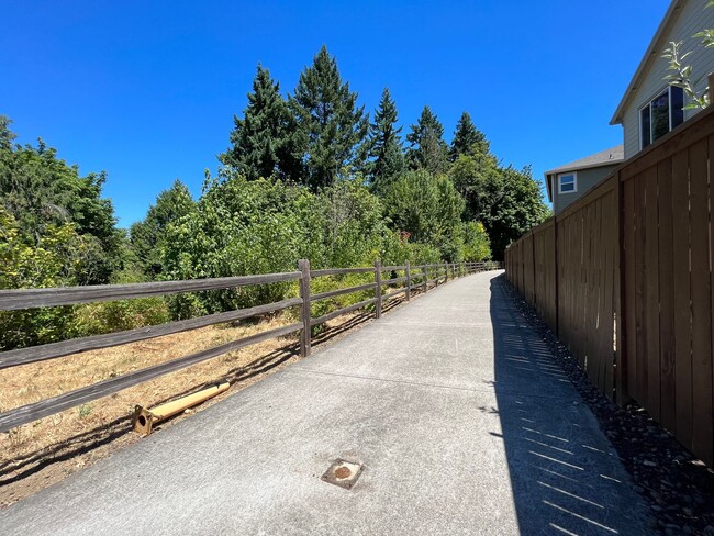 Building Photo - Beautiful 4Bd + 2Ba With Gorgeous Green Vi...