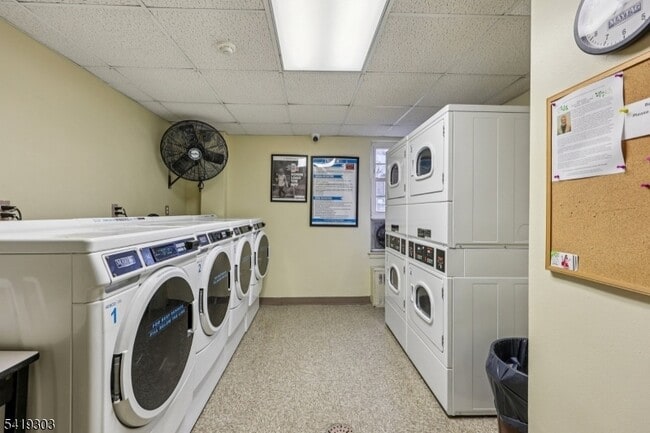 Building Photo - 5 Roosevelt Pl