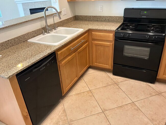 Building Photo - 2 bedroom 2 bathroom Condo