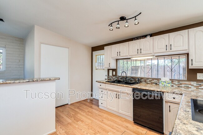 Building Photo - 6844 E Kingston Dr