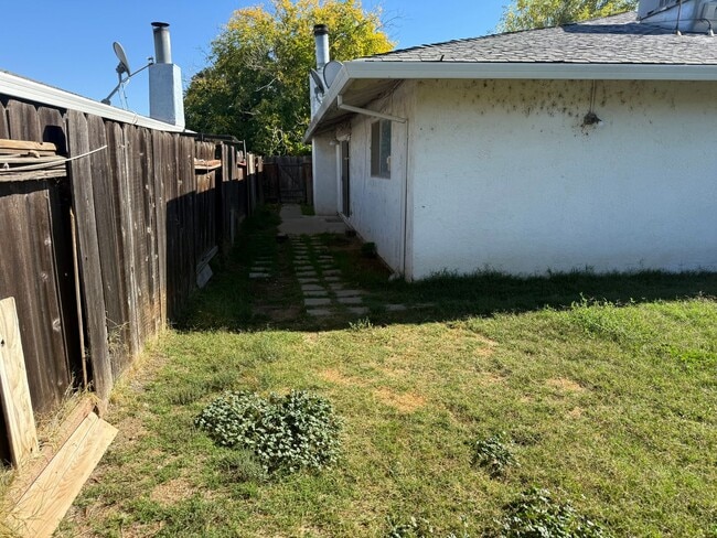 Building Photo - 2 Bedroom 1 bath Duplex