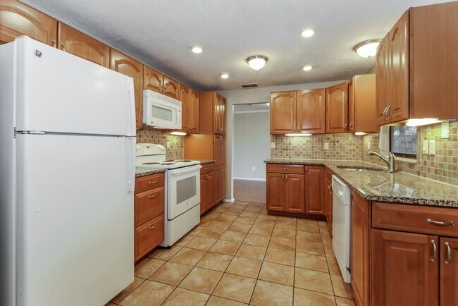 Building Photo - 7801 Glencoe Dr
