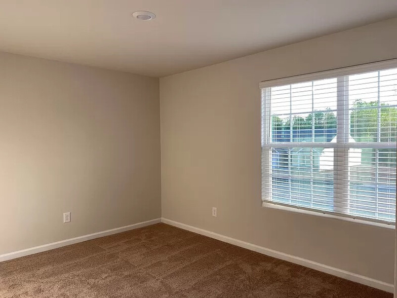 Building Photo - Room in Single Family Home on Fallen Tree Dr