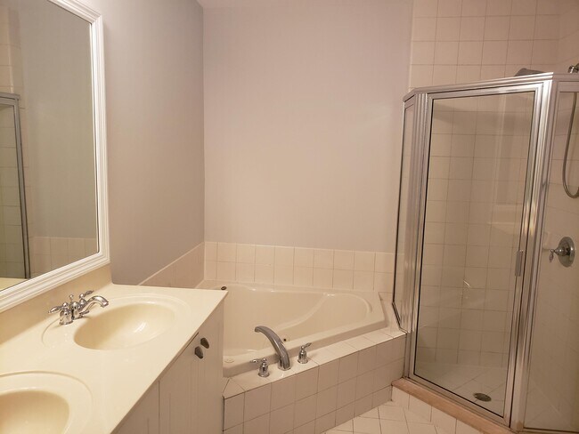 Building Photo - 325 Bayfront Dr