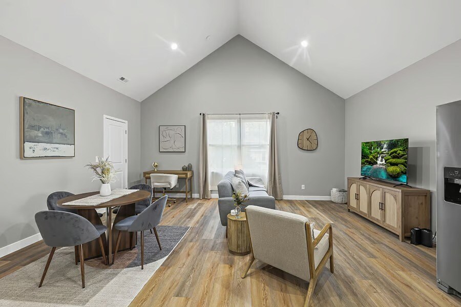 Building Photo - 1137 W 21st St