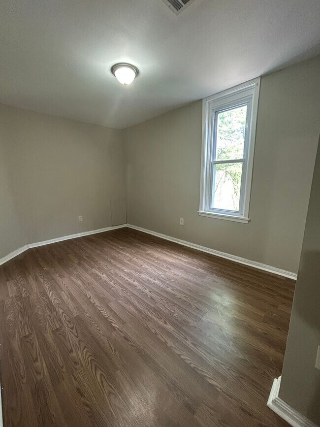 Building Photo - 1458 Kenwood Ave