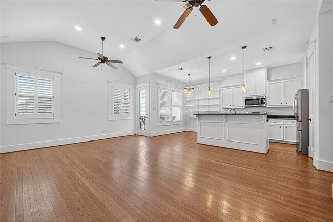 Building Photo - 1042 W 25th St