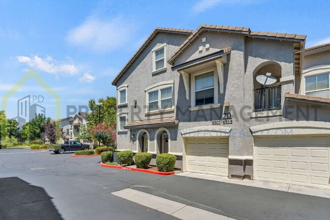 Building Photo - Spacious 2 (or 3!) Bed Condo in Gated Community