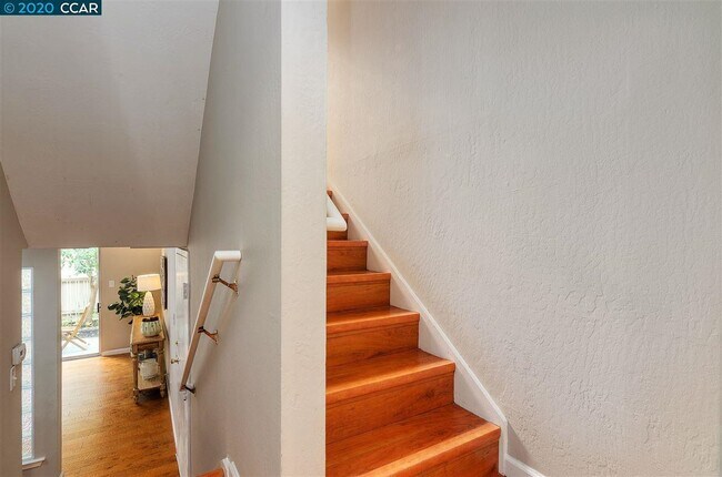 Building Photo - 2716 Oak Rd