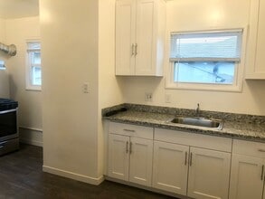 Building Photo - Remodeled top floor 1 Bd with hardwood flooring and spacious modern kitchen!