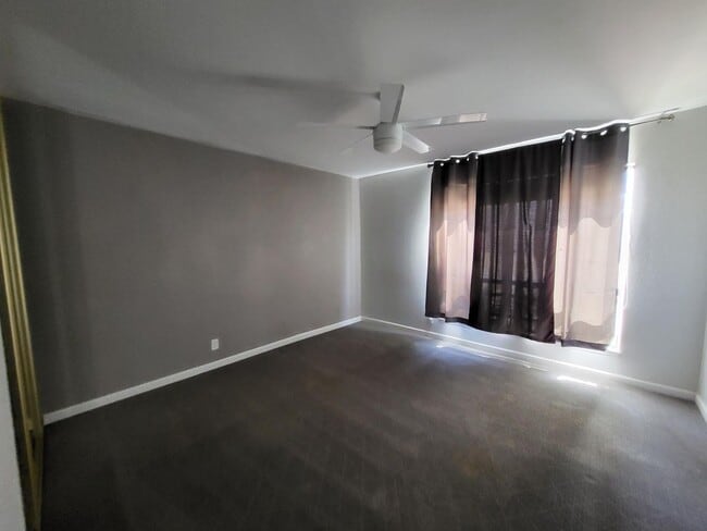 Building Photo - SUPER CLEAN & CUTE 2 BED 2 BATH